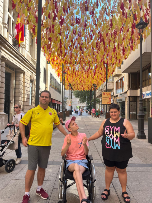 💚 "La amistad duplica las alegrías y divide las angustias por la mitad." -Francis Bacon.

🤗 Sergio Román, Emilio González y María Paricio, del Centro de Día Dámaso González, comparten abrazo bajo la decoración de la calle Ancha, en Albacete.

#FelizLunes #FelizSemana